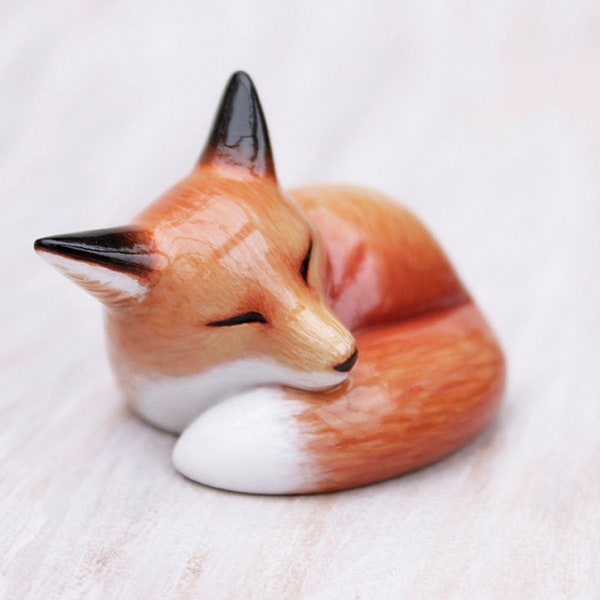 Renard roux endormi - figurine animalière faite main