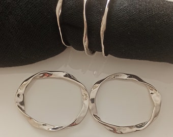 4 servilleteros de metal plateado, decoración minimalista de mesa, ideas para servilleteros para cualquier ocasión, servilletero moderno, servilletero ondulado