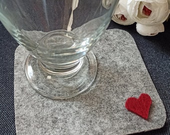 4 posavasos de fieltro gris con corazón, regalo de boda, juego de posavasos cuadrados, regalo de inauguración de la casa, regalo romántico, posavasos de cristal, decoración de escritorio