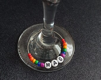 Dije de copa de vino LGBT personalizado, decoración de boda con temática de orgullo, decoración con temática de arcoíris, despedida de soltera lésbica, compromiso LGBTQ, decoración de cumpleaños gay