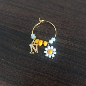 Peut inclure: Ensemble de trois mugs en céramique avec une finition mate et mouchetée. Chaque mug présente une couleur différente : bleu clair, crème et gris. Les mugs ont un design simple et moderne avec une anse confortable.