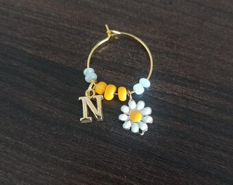 Benutzerdefinierte Gänseblümchen Anfang Weinglas Charme, Hochzeit Getränke Charme, personalisierte Namen Tag, Brautparty Dekor, Sommerhochzeit