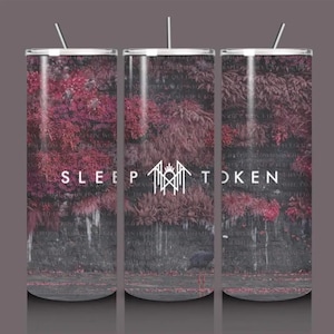Peut inclure: Un gobelet cylindrique avec une paille, présentant un fond sombre avec un motif de texte répétitif, un graphique floral rouge foncé et le texte blanc 'SLEEP TOKEN' centré à côté d'un logo géométrique en forme d'oiseau stylisé.
