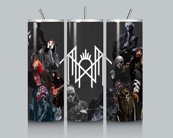 Puede incluir: Un vaso cilíndrico con pajita que presenta un collage en blanco y negro de miembros de una banda con máscaras y disfraces, incluyendo un logotipo geométrico blanco central. El diseño incluye varias figuras con ropa oscura.