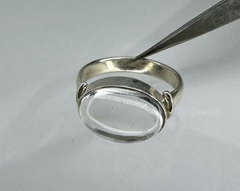 Anillo de cuarzo cristalino, plata de ley 925, forma ovalada, hecho a mano.