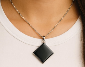 Colgante de ónix negro y plata de ley: piedra cuadrada, hecho a mano.