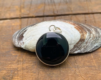 Colgante redondo de ónix negro hecho a mano: Plata de ley 925