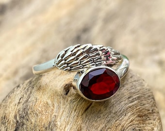 Anillo Alas de Ángel con Granate: Anillo de Promesa estilo bohemio de plata de ley 925