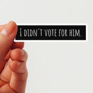 Może przedstawiać: Czarno-biała naklejka z tekstem "Nie głosowałem na niego."