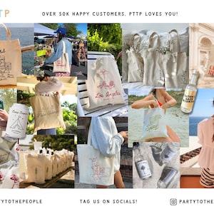 Pu&ograve; includere: Una collezione di borse tote colorate con vari design, tra cui una scena di spiaggia, una scena di campeggio, una scena di citt&agrave; e un design floreale. Le borse sono realizzate in tela e hanno una texture di tessuto naturale. Il testo "Party to the People" &egrave; visualizzato nella parte inferiore dell'immagine.