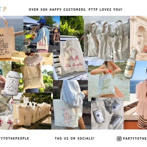 Pu&ograve; includere: Una collezione di borse tote colorate con vari design, tra cui una scena di spiaggia, una scena di campeggio, una scena di citt&agrave; e un design floreale. Le borse sono realizzate in tela e hanno una texture di tessuto naturale. Il testo "Party to the People" &egrave; visualizzato nella parte inferiore dell'immagine.