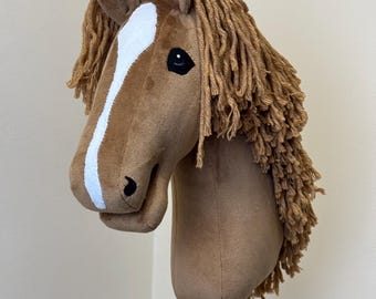 Caballo de juguete tamaño A4 o A3 con palo desmontable. Color castaño con mancha blanca en la frente. Regalo perfecto para los amantes de los caballos.