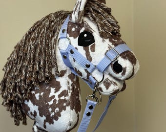Caballito de madera para bebé con palo desmontable. Appaloosa marrón y blanco, tamaño A5.