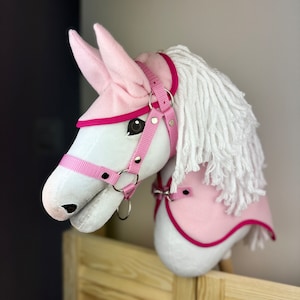 Set for an A4 or A3 hobby horse. Pink. Ear bonnet and blanket with optional halter or bridle. No hobby horse is included.
