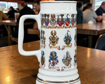 Caneca de cerveja vintage Reutter Porzellan com brasão de cidade alemã, 18 cm (7 polegadas), apresentando brasões heráldicos da Alemanha (capacidade de 650 ml).