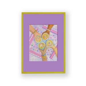 Puede incluir: Una pintura de acuarela enmarcada representa cuatro manos levantando copas de una bebida dorada, brindando. El fondo muestra un juego de mesa con fichas de letras. El marco es amarillo, con un passe-partout morado.