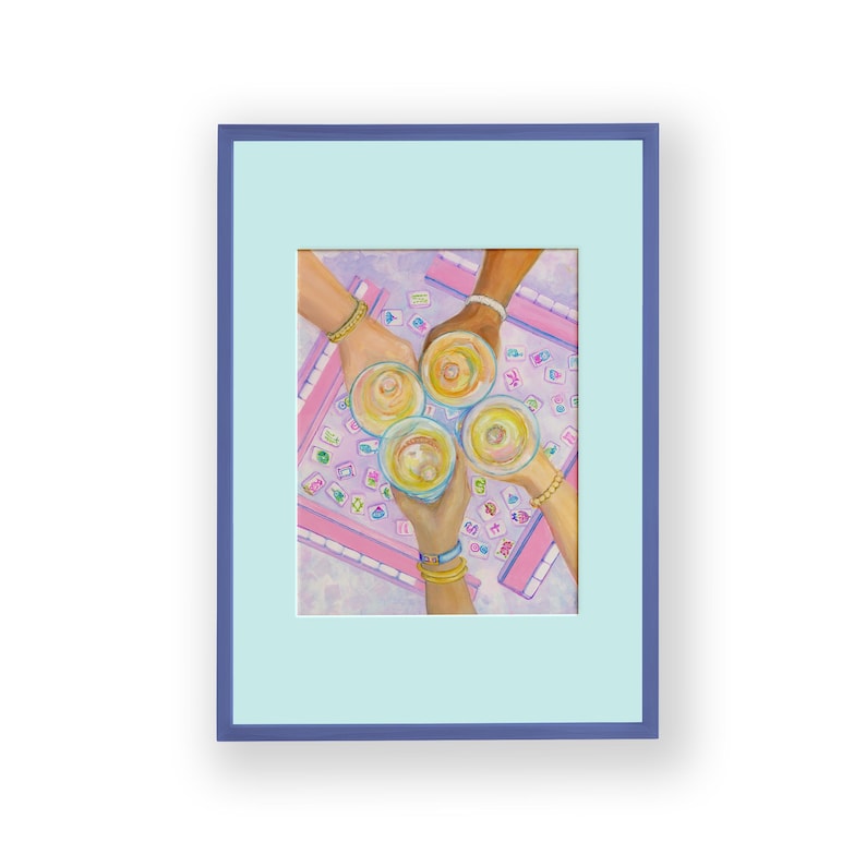 Puede incluir: Una pintura de acuarela enmarcada representa cuatro manos sosteniendo copas de una bebida amarilla, brindando. Las manos est&aacute;n adornadas con pulseras. El fondo muestra un tablero de juego con fichas coloridas, enmarcado en azul claro y azul oscuro.