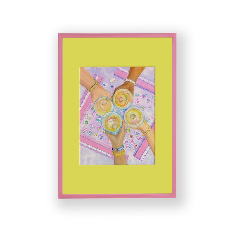 Puede incluir: Una impresi&oacute;n en acuarela enmarcada que presenta cuatro manos brindando con bebidas. Las manos, adornadas con pulseras, se alzan en un gesto de celebraci&oacute;n sobre un tablero de juego. El marco es amarillo brillante con un borde rosa.