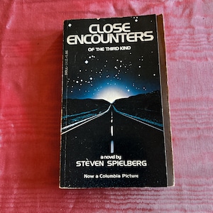 Close Encounters of The Third Kind - Steven Spielberg Published in 1977 by Dell