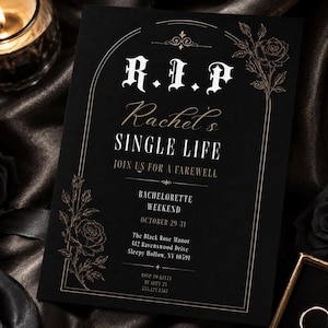 Puede incluir: Una tarjeta de invitación rectangular negra con texto en blanco y dorado que dice R.I.P Rachel's SINGLE LIFE JOIN US FOR A FAREWELL BACHELORETTE WEEKEND OCTOBER 29-31 The Black Rose Manor 412 Ravenswood Drive Sleepy Hollow, NY 10591 RSVP TO KELLY BY SEPT 25 555.123.4567.