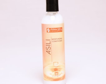 Peut inclure: Une bouteille blanche de conditionneur hydratant AsilI de Natural Glow Products. La bouteille est de 8 fl oz (236 ml) et a un bouchon noir.