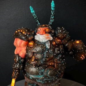 Peut inclure: Sculpture détaillée d'un personnage fantastique avec une barbe, une armure et des accents lumineux. La figurine a un visage rouge, une barbe blanche et des cornes de couleur sarcelle. L'armure est marron foncé avec des rivets en bronze et des détails lumineux orange.