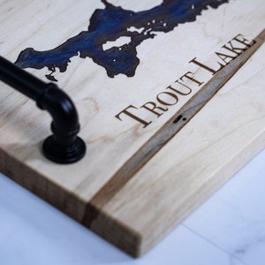 EPOXY LAKE BOARD, Servierbrett, Resin Cabin Decor, Seehaus, Paar Geschenk, Eltern Geschenk, Geschenk für Mama, Cottage Decor, Küstenkarte Board