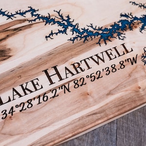 Tagliere in resina epossidica per lago - Tagliere personalizzato con mappa del lago per decorare cottage, baite e case sul lago / Regalo perfetto per genitori, coppie e amici