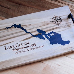 EPOXY LAKE BOARD, Servierbrett, Resin Cabin Decor, Seehaus, Paar Geschenk, Eltern Geschenk, Geschenk für Mama, Cottage Decor, Küstenkarte Board