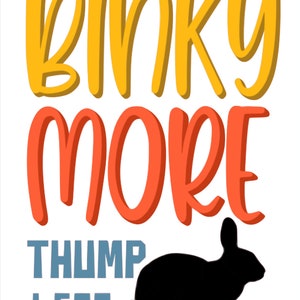 以下が含まれることがあります： オレンジ、イエロー、ブルーのテキスト「Binky More Thump Less」が書かれた白い背景。テキストの下にはウサギの黒いシルエットがあります。