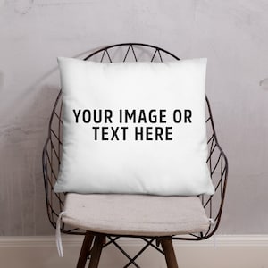 Może przedstawiać: Biała poduszka z czarnym tekstem, który brzmi "YOUR IMAGE OR TEXT HERE" na metalowym krześle.
