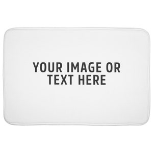 Op de afbeelding: Witte badmat met de tekst "YOUR IMAGE OR TEXT HERE" in het zwart gedrukt.