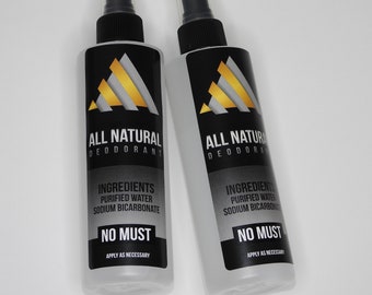 Puede incluir: Dos botellas de spray de plástico transparente con tapas y etiquetas negras. Las etiquetas son negras con texto blanco y un diseño de triángulo dorado. El texto en las etiquetas dice "ALL NATURAL DEODORANT", "INGREDIENTS", "PURIFIED WATER", "SODIUM BICARBONATE", "NO MUST" y "APPLY AS NECESSARY".