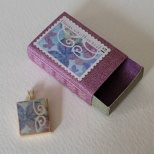 Pendentif en carreaux de Scrabble, papillon aux couleurs de l’autocollant de timbre violet avec boîte à bijoux assortie faite à la main / boîte à curseur / boîte d’allumettes