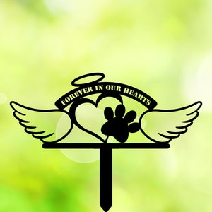 Könnte beinhalten: Schwarzer Metall-Gedenk-Gartenpfahl mit einem Herzen, einem Pfotenabdruck und Engelsflügeln. Der Pfahl trägt den Text "Forever in our hearts".