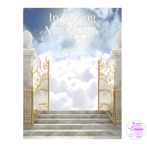 Puede incluir: Una impresión de arte digital que presenta una escena celestial con puertas doradas, pilares de mármol y una escalera que conduce a un cielo nublado. Las palabras "In Loving Memory" se muestran en oro.