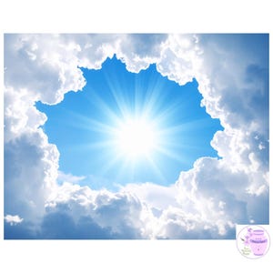 Puede incluir: Un sol brillante resplandece en un cielo azul despejado, rodeado por un marco de nubes cúmulos blancas y esponjosas. La luz solar irradia hacia afuera en rayos definidos. En la esquina inferior derecha hay un pequeño logotipo circular.