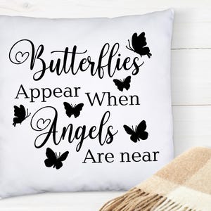 Des papillons apparaissent lorsque les anges sont proches de SVG, citation commémorative, en souvenir, anges dans le ciel, perte d'un être cher, téléchargement numérique