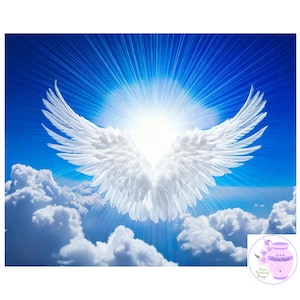 Puede incluir: Alas blancas de ángel con una luz brillante que brilla a través de ellas contra un cielo azul con nubes blancas.