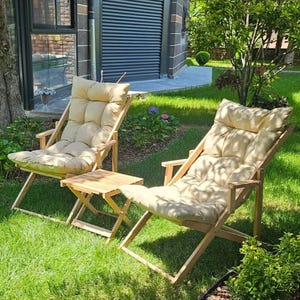 Klappsessel aus Holz mit Kissen - Outdoor Garten Terrasse Relax Stühle Set mit Beistelltisch - Hinterhofmöbel | Polsterstühle.