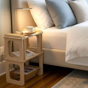 Minimalistiskt nattduksbord i trä, sängbord i valnöt/teak/björk med två hyllor, moderna möbler i björkplywood för små sovrum.