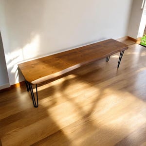 Ręcznie robiona ławka z rustykalnego drewna | Ławka do przedpokoju, Ławka w stylu rustykalnym, Siedzisko z litego drewna, Ławka do przedpokoju z metalowymi nogami, Ławka do przedpokoju z żywą krawędzią.