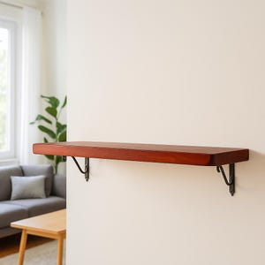 Massief houten wandplank met metalen beugels – rustieke zwevende plank voor woondecoratie, boerderijplank, keukenwandrek, minimalistische plank.