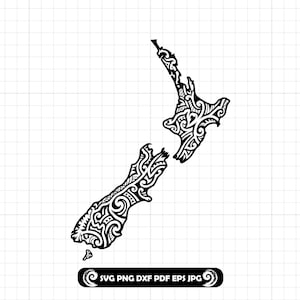 Puede incluir: Gráfico en blanco y negro del mapa de Nueva Zelanda, con intrincados patrones tribales. El diseño es un gráfico vectorial, adecuado para diversas aplicaciones. El texto "SVG PNG DXF PDF EPS JPG" aparece en la parte inferior.