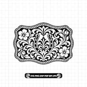 Könnte beinhalten: Eine rechteckige Gürtelschnallen-Grafik mit einem schwarz-weißen floralen Rankenmuster, einem zentralen Hufeisenmotiv und einem seilartigen Rand. Unter dem Design befindet sich ein schwarzes Etikett mit dem weißen Text SVG PNG DXF PDF EPS JPG.