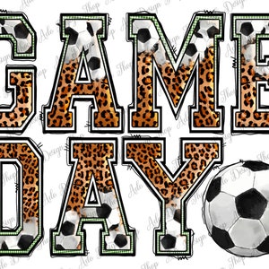 Pu&ograve; includere: Un design grafico con le parole "GAME DAY" in un font in stile universitario con una stampa leopardata e un motivo di pallone da calcio. Un singolo pallone da calcio si trova nell'angolo in basso a destra del design.