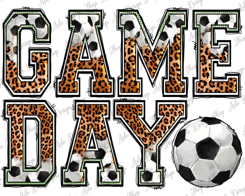 Pu&ograve; includere: Un design grafico con le parole "GAME DAY" in un font in stile universitario con una stampa leopardata e un motivo di pallone da calcio. Un singolo pallone da calcio si trova nell'angolo in basso a destra del design.