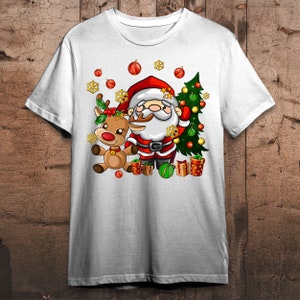 Pode incluir: Camiseta branca com um design natalino com o Papai Noel e uma rena. O Papai Noel est&aacute; vestindo um terno vermelho com detalhes brancos e uma barba branca. A rena &eacute; marrom com o nariz vermelho e chifres. O design tamb&eacute;m inclui uma &aacute;rvore de Natal, presentes e flocos de neve.