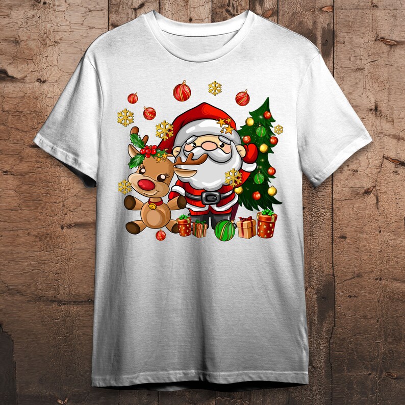 Pode incluir: Camiseta branca com um design natalino com o Papai Noel e uma rena. O Papai Noel est&aacute; vestindo um terno vermelho com detalhes brancos e uma barba branca. A rena &eacute; marrom com o nariz vermelho e chifres. O design tamb&eacute;m inclui uma &aacute;rvore de Natal, presentes e flocos de neve.
