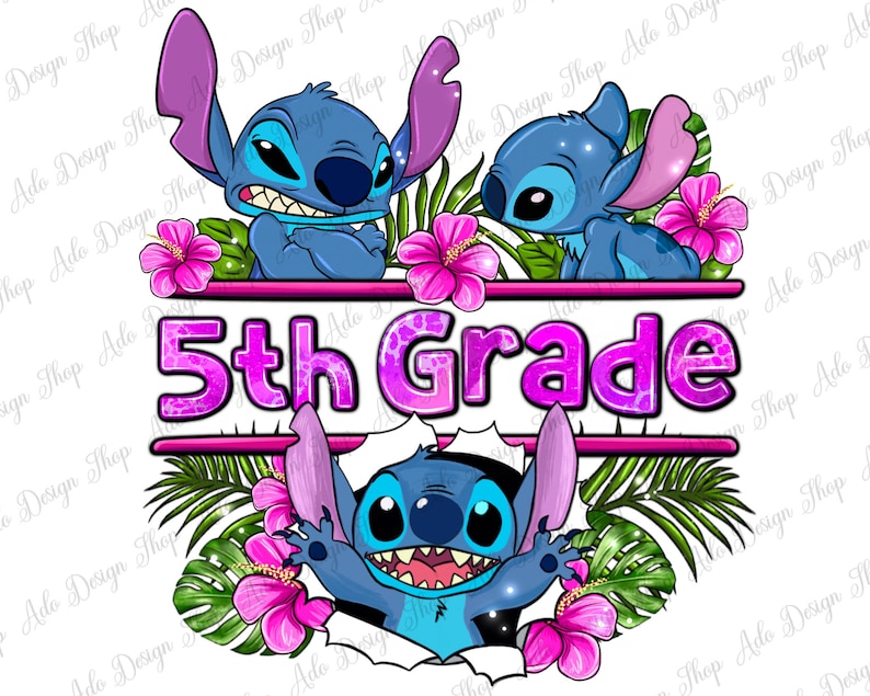Op de afbeelding: Een roze en blauw grafisch ontwerp met twee Stitch-personages uit de Disney-film Lilo & Stitch. De personages worden omringd door tropische bladeren en bloemen. De tekst "5th Grade" is in roze geschreven met glitteraccenten.